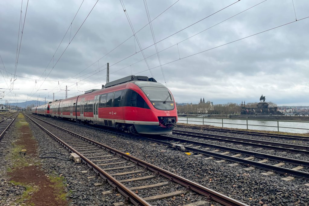 644 064 und zwei weitere 644 in Koblenz-Ehrenbreitstein auf der rechten Rheinstrecken, aufgenommen am 17.02.2023.