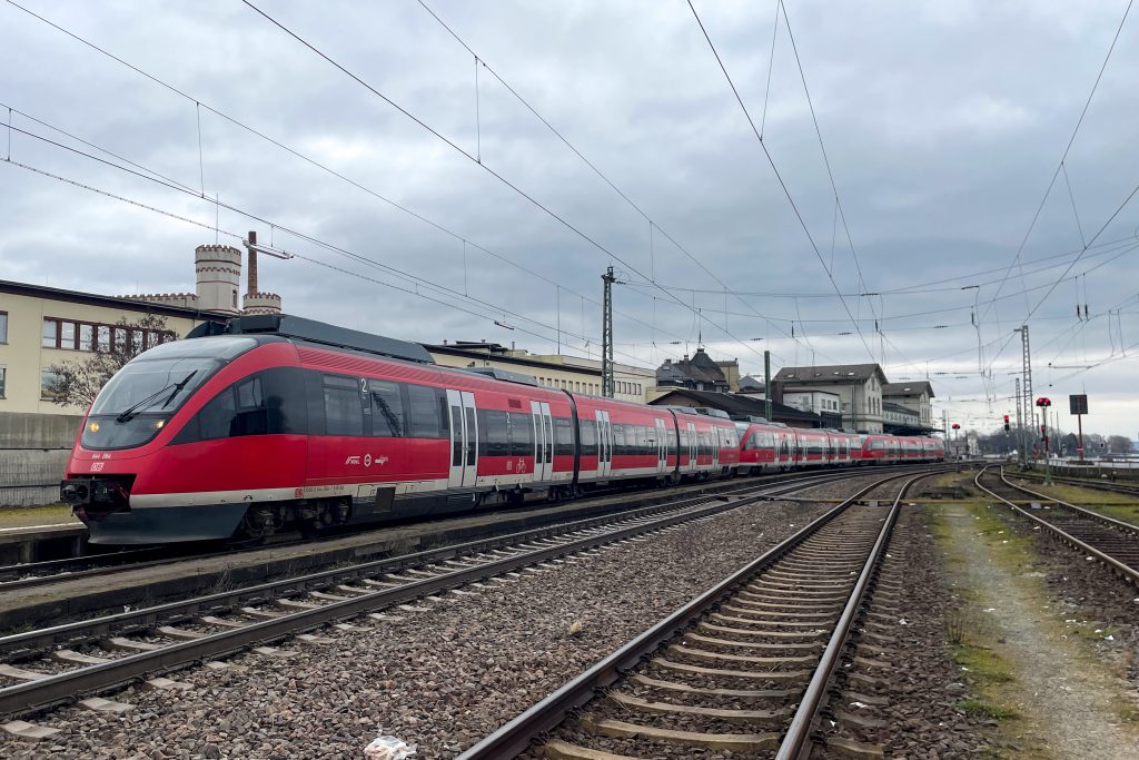 644 064 und zwei weitere 644 halten im Bahnhof Rüdesheim auf der rechten Rheinstrecken, aufgenommen am 17.02.2023.