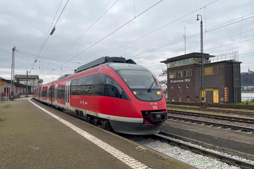 644 064 und zwei weitere 644 halten am Bahnsteig in Rüdesheim auf der rechten Rheinstrecken, aufgenommen am 17.02.2023.