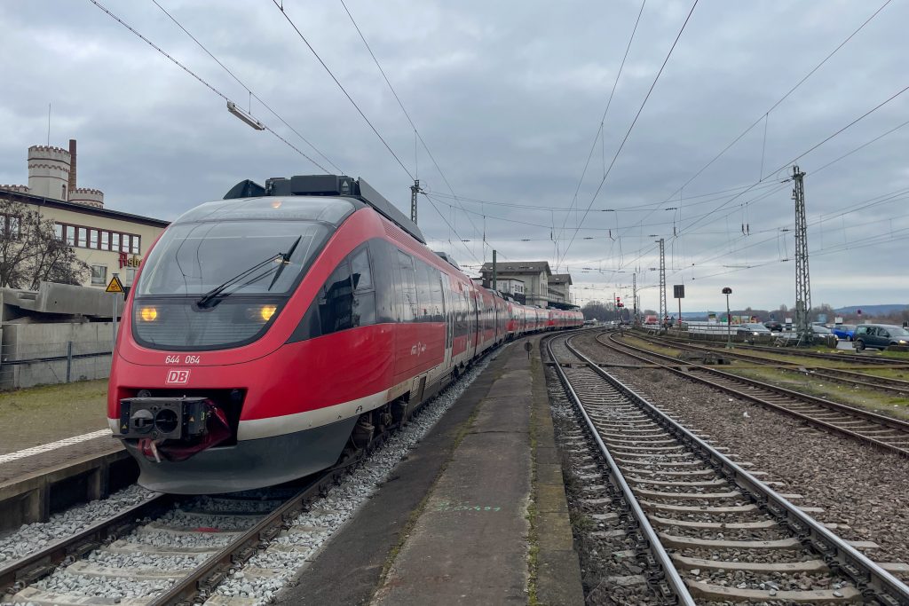 644 064 und zwei weitere 644 halten in Rüdesheim auf der rechten Rheinstrecken, aufgenommen am 17.02.2023.