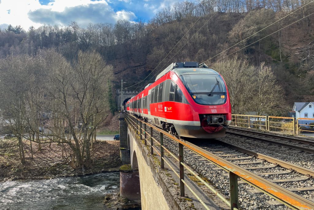 644 061 und ein weiterer 644 bei Brachbach auf der Siegstrecke, aufgenommen am 26.02.2023.