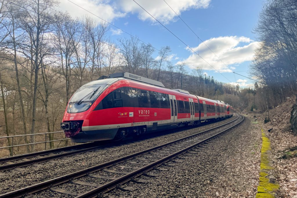 644 061 und ein weiterer 644 bei Kirchen auf der Siegstrecke, aufgenommen am 26.02.2023.