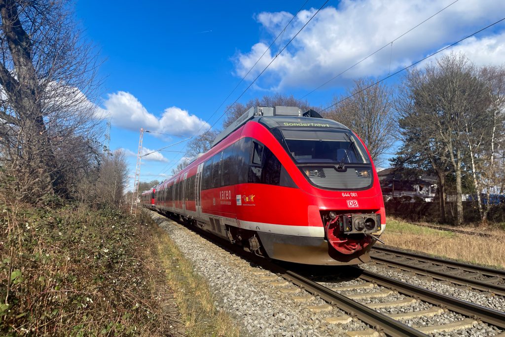 644 061 und ein weiterer 644 bei Solingen, aufgenommen am 26.02.2023.