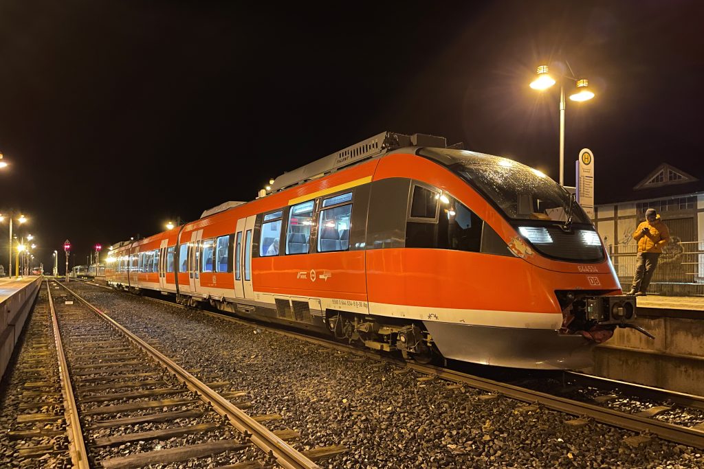 644 034 steht im Bahnhof Grävenwiesbach auf der Taunusbahn, aufgenommen am 29.03.2023.