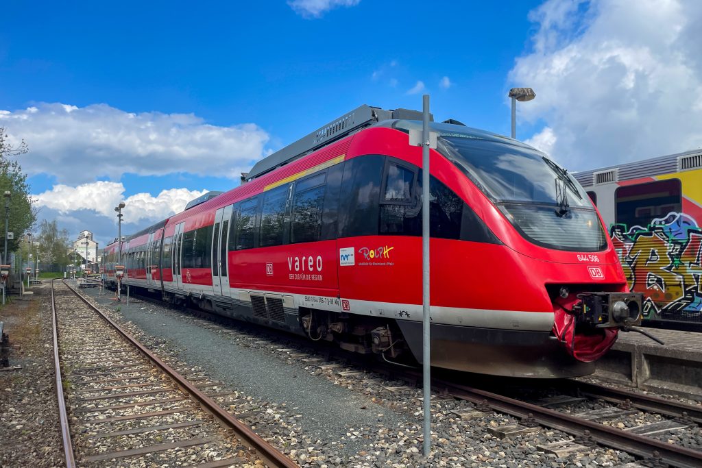 644 006 steht im Bahnhof Usingen, aufgenommen am 02.05.2023.
