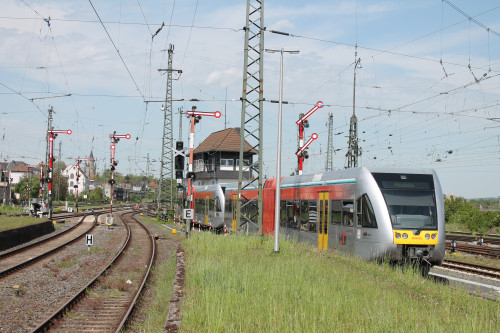 Eine Doppeltraktion aus GTW der HLB fahren am 05.05.2015 über die Horlofftalbahn aus dem Bahnhof Friedberg aus.