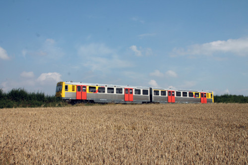 Ein VT2E der HLB zwischen den Kornfeldern bei Usingen auf der Taunusbahn, aufgenommen am 27.07.2016.