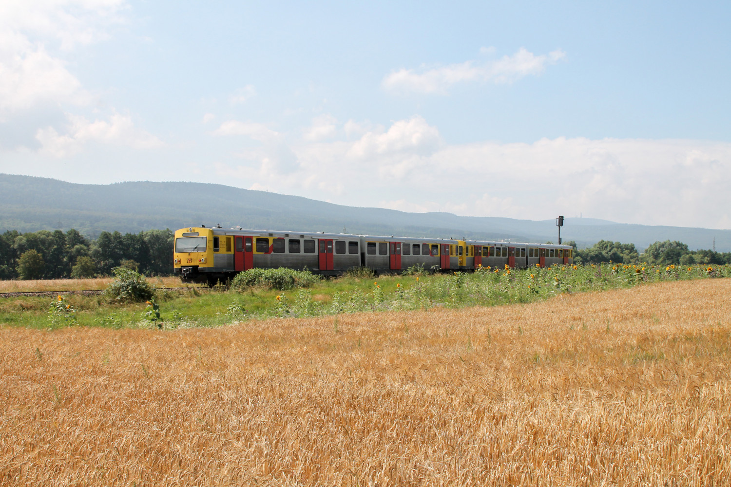 Zwei VT2E der HLB vor dem großen Feldberg bei Wehrheim auf der Taunusbahn, aufgenommen am 27.07.2016.