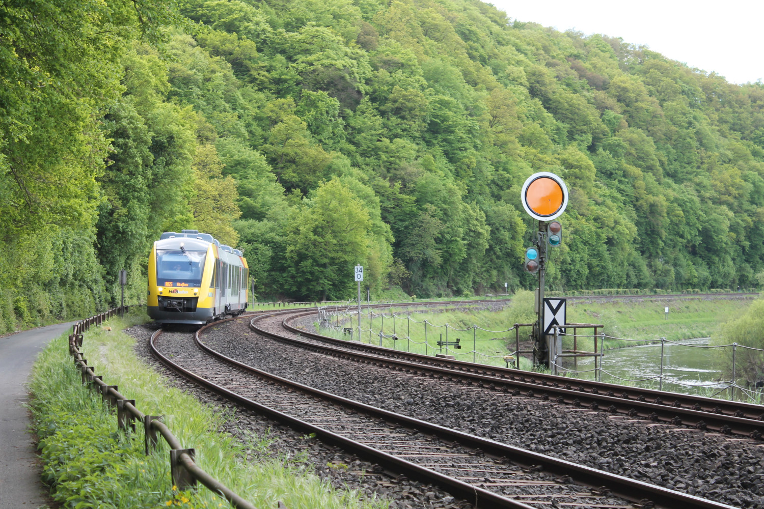 Am 07.05.2015 fährt ein LINT der HLB als Regionalbahn nach Gießen und hat gerade Aumenau verlassen.