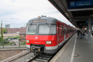 420 464 beim Halt in Köln-Deutz, aufgenommen am 11.08.2016.