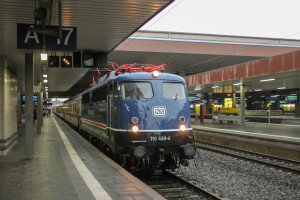 110 469 erreicht mit ihrem Rheingold-Sonderzug den Hauptbahnhof Düsseldorf, aufgenommen am 11.08.2016.