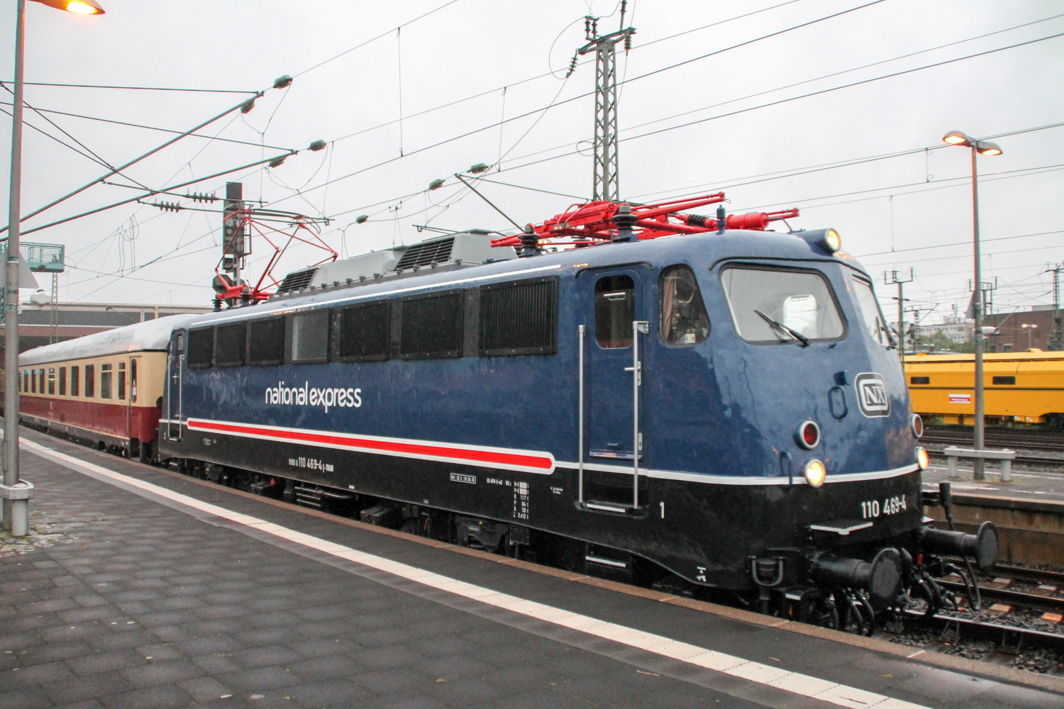110 469 verlässt mit ihrem Rheingold-Sonderzug den Hauptbahnhof Düsseldorf, aufgenommen am 11.08.2016.
