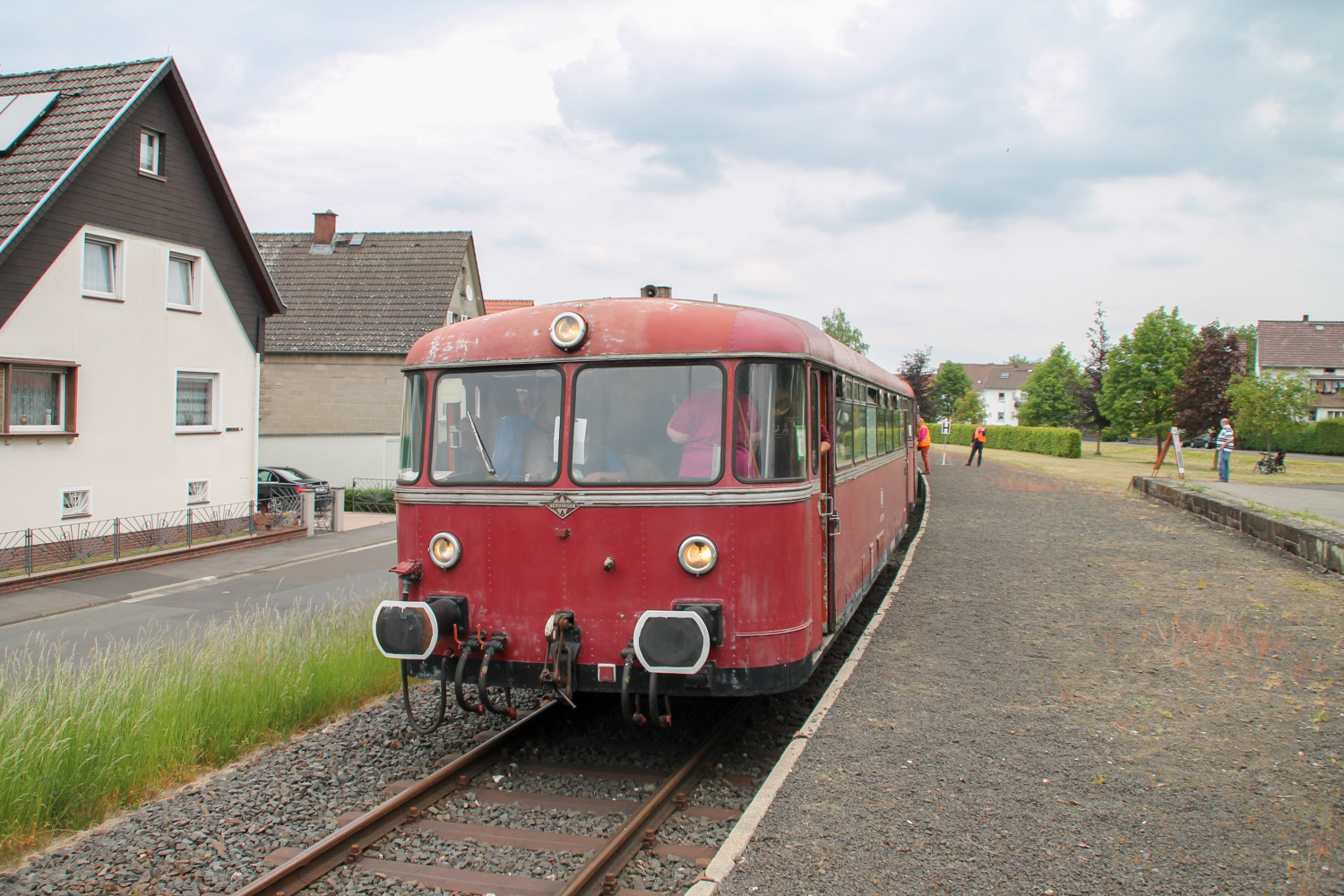996 677, 996 310 und 798 829 halten am Haltepunkt Mainzlar auf der Lumdatalbahn, aufgenommen am 25.05.2015.