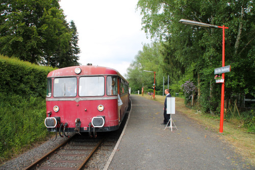 996 677, 996 310 und 798 829 der OEF halten am Haltepunkt Daubringen auf der Lumdatalbahn, aufgenommen am 25.05.2015.