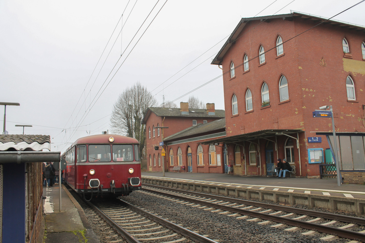 798 829 hält im Bahnhof Lollar, aufgenommen am 07.12.2014.