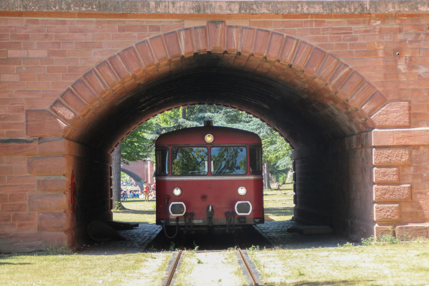 798 829 in einem Brückenbogen auf der Frankfurter Hafenbahn, aufgenommen am 14.06.2015.