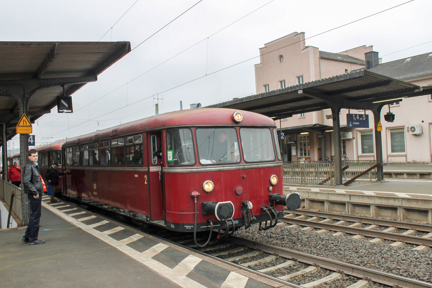 798 829 hält im Bahnhof Dillenburg auf der Dillstrecke, aufgenommen am 06.12.2014.