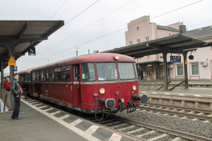 798 829 hält im Bahnhof Dillenburg auf der Dillstrecke, aufgenommen am 06.12.2014.