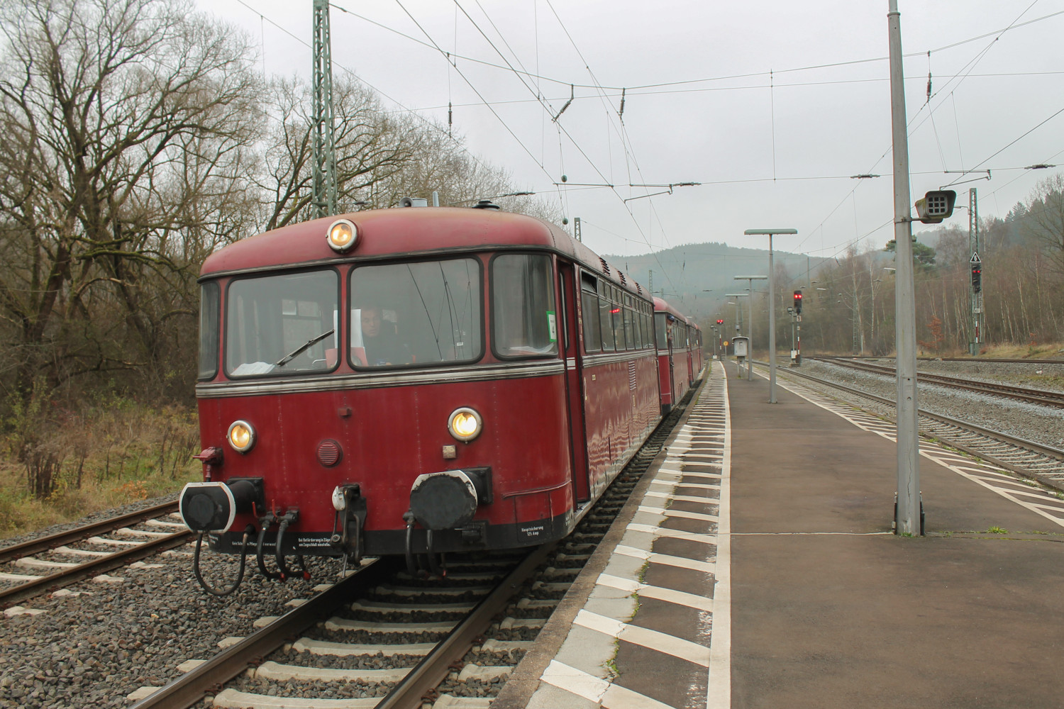 798 829 hält in Haiger auf der Dillstrecke, aufgenommen am 06.12.2014.