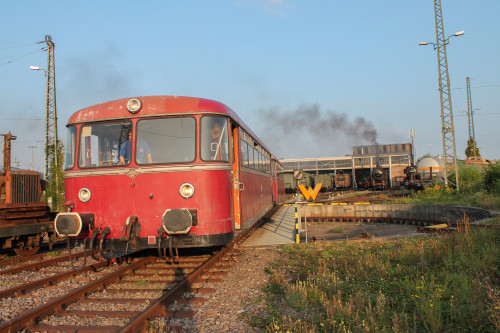 996 677 rangiert im Bw Neustadt (Weinstraße) über die Drehscheibe, aufgenommen am 03.10.2014.