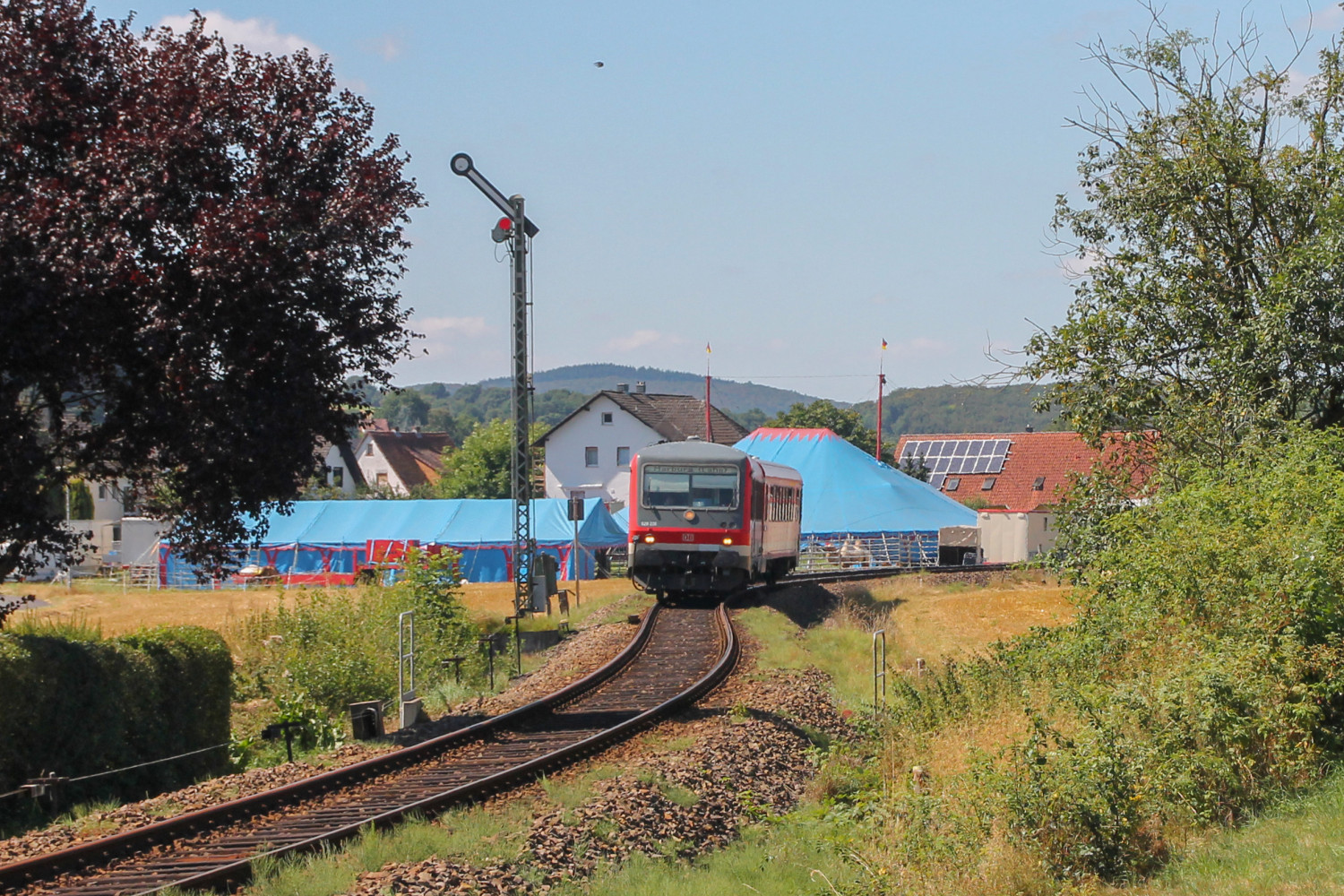 628 226 zwischen einem Zirkus und dem Einfahrsignal Sarnau auf der oberen Lahntalbahn, aufgenommen am 17.08.2016.