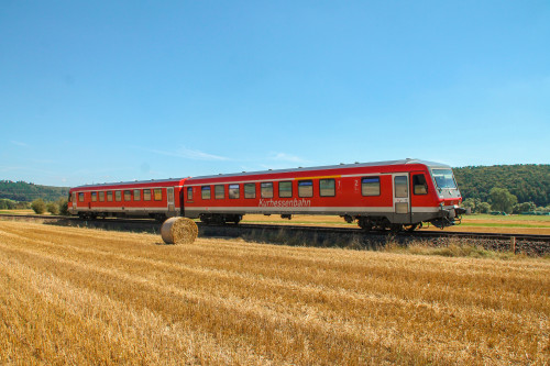 628 226 im Feld bei Sarnau auf der oberen Lahntalbahn, aufgenommen am 17.08.2016.