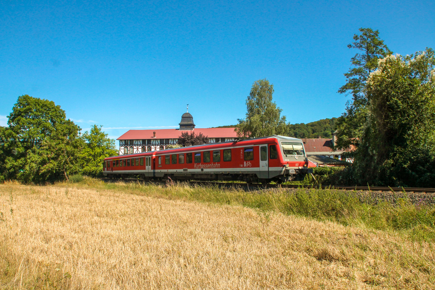 628 436 an der Carlshütte auf der oberen Lahntalbahn, aufgenommen am 17.08.2016.