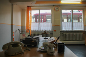 Vor einem Büroraum des Bw Siegen steht 796 690, aufgenommen am 20.08.2016.