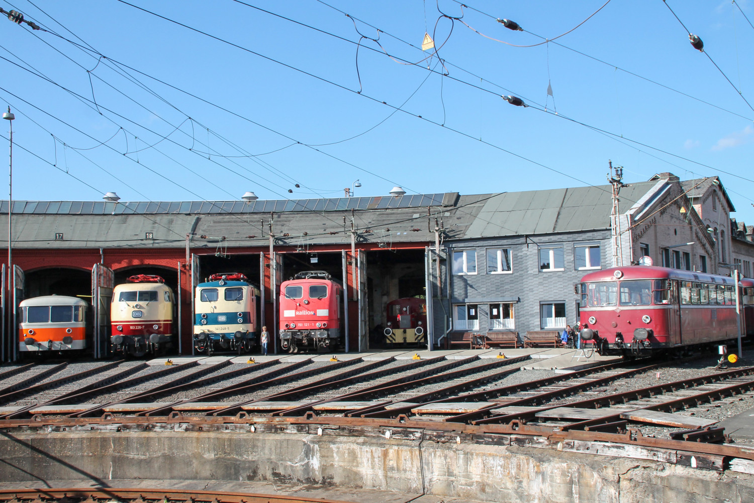 Im Bw Siegen stehen 998 115, 103 226, 141 248, 151 121 und 796 690, aufgenommen am 20.08.2016.