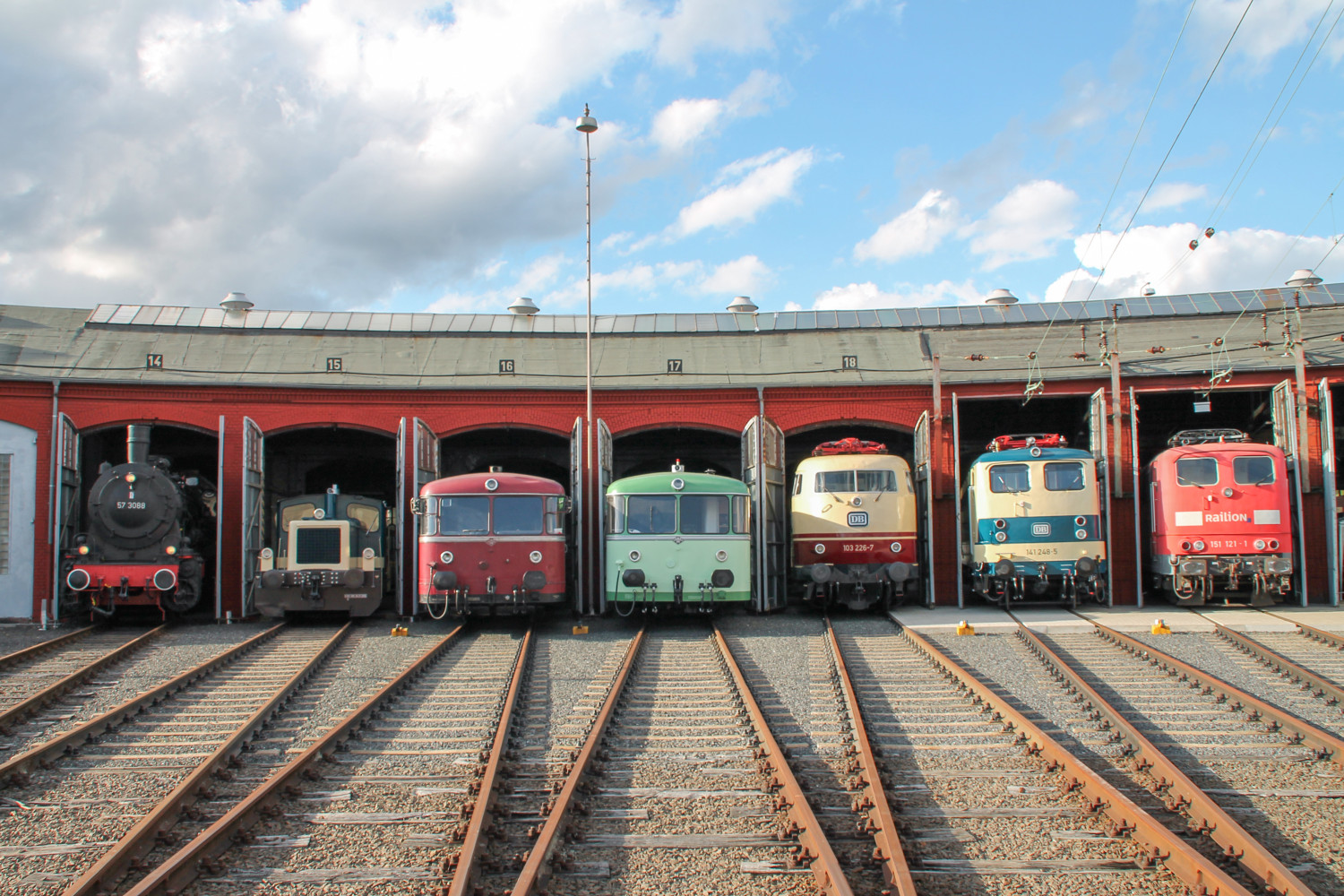 Aus dem Lokschuppen in Siegen schauen 57 3088, 332 090, 796 690, ein 798, 103 226 und 141 248 heraus, aufgenommen am 20.08.2016.