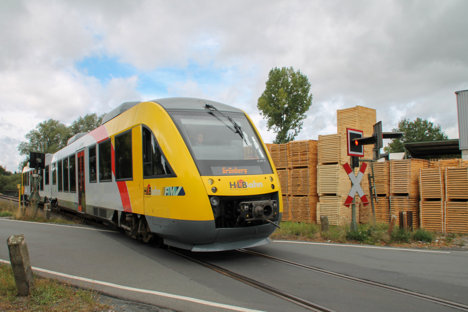 648 011 am Palettenwerk in Mainzlar auf der Lumdatalbahn, aufgenommen am 04.09.2016.