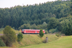 611 015 an einem Hochsitz bei Döggingen auf der Höllentalbahn, aufgenommen am 10.09.2016.