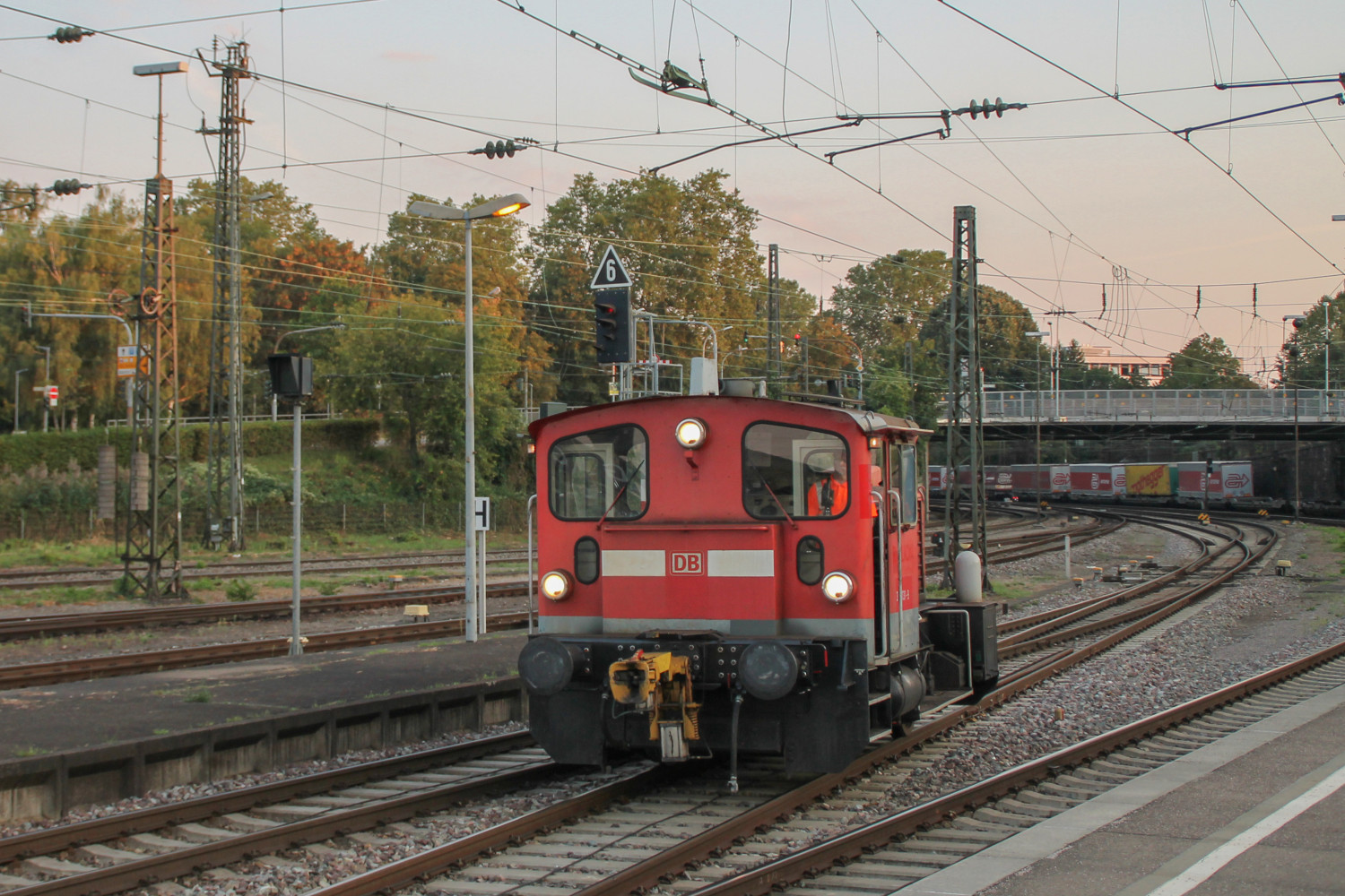 Im Bahnhof Offenburg rangiert 335 131, aufgenommen am 10.09.2016.