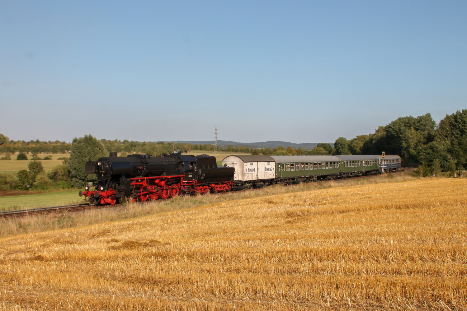 52 4867 im Feld bei Neu-Anspach auf der Taunusbahn, aufgenommen am 11.09.2016.