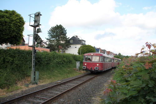 Am 25.05.2015 erreicht 996 677 mit seiner dreiteiligen Schienenbusgarnitur das Einfahrsignal von Lollar auf der Lumdatalbahn.