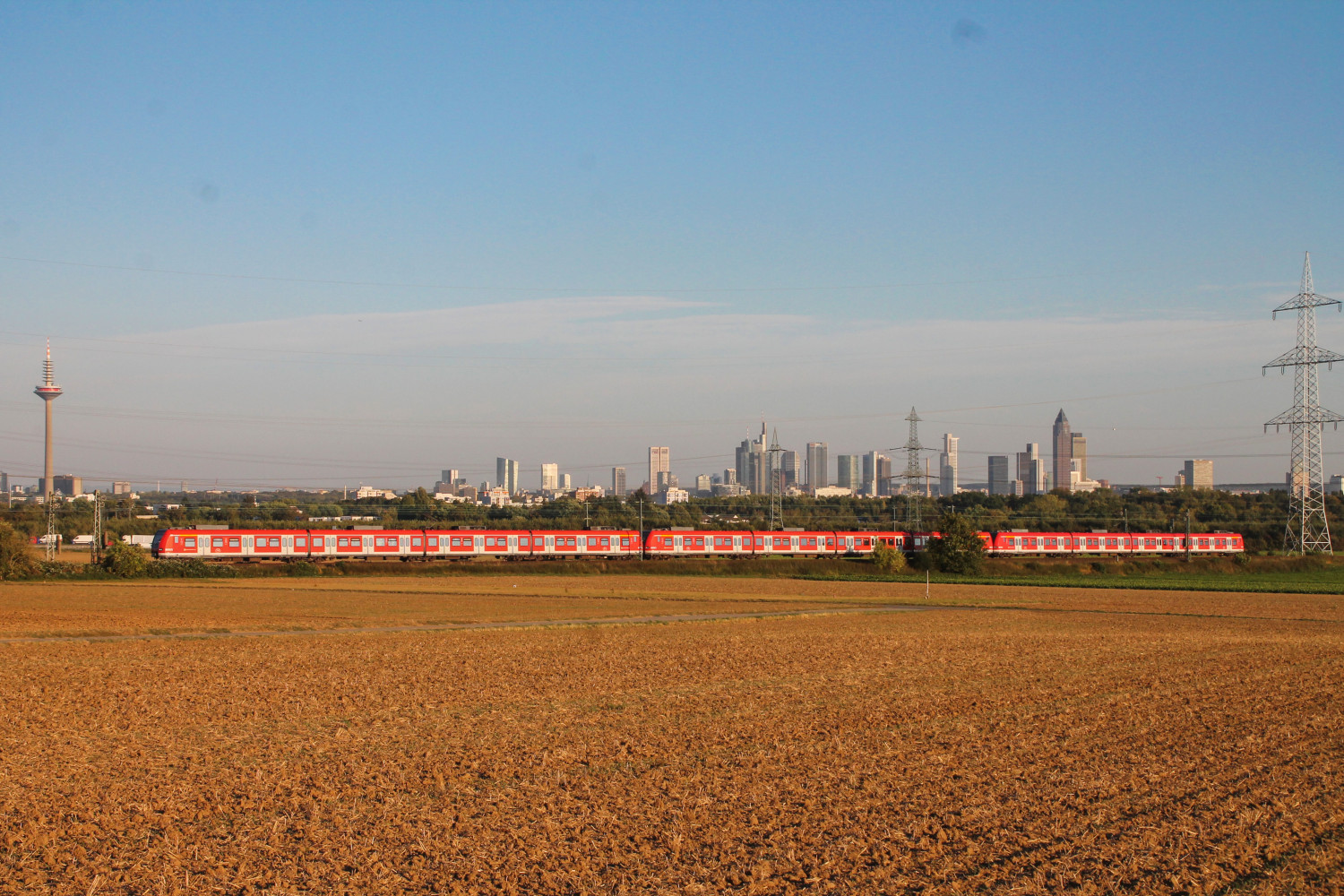 Zwei 423 zieren die Frankfurter Skyline im Feld bei Weißkirchen auf der Homburger Bahn, aufgenommen am 29.09.2016.