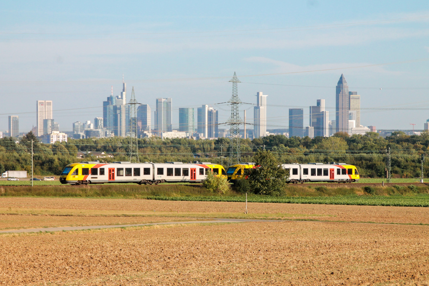 Zwei LINT der HLB zieren die Frankfurter Skyline im Feld bei Weißkirchen auf der Homburger Bahn, aufgenommen am 29.09.2016.