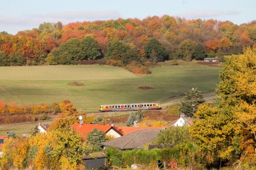Ein VT2E der HLB überquert einen unbeschrankten Bahnübergang bei Hundstadt auf der Taunusbahn, aufgenommen am 29.10.2016.