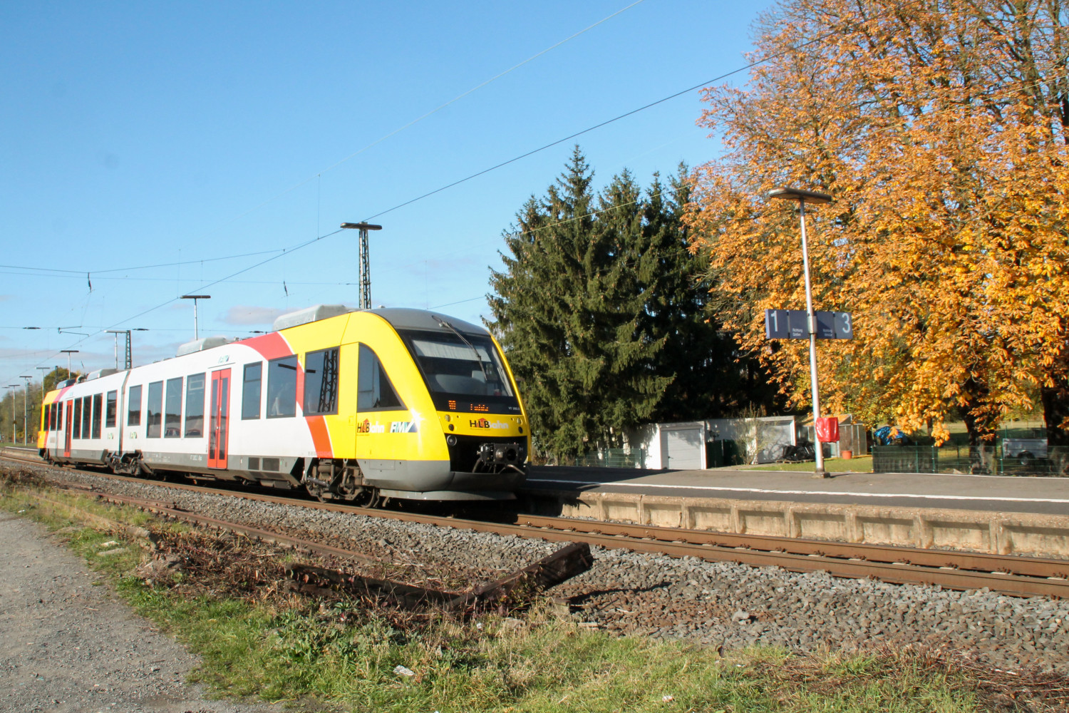 Ein LINT der HLB hält im Bahnhof Dutenhofen auf der Dillstrecke, aufgenommen am 31.10.2016.