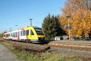 Ein LINT der HLB hält im Bahnhof Dutenhofen auf der Dillstrecke, aufgenommen am 31.10.2016.