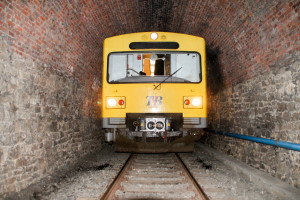 Ein VT2E der HLB ist im Hasselborner Tunnel auf der Taunusbahn, aufgenommen am 09.11.2016.