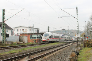406 003 durchquert den Bahnhof Dutenhofen auf der Dillstrecke, aufgenommen am 12.11.2016.