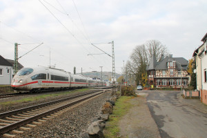 406 003 durchquert Dutenhofen auf der Dillstrecke, aufgenommen am 12.11.2016.