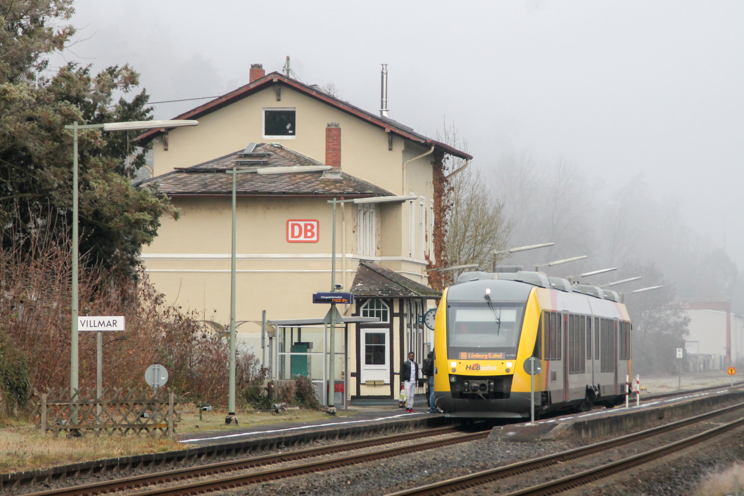 Ein LINT der HLB hält in Villmar auf der Lahntalbahn, aufgenommen am 03.12.2016.