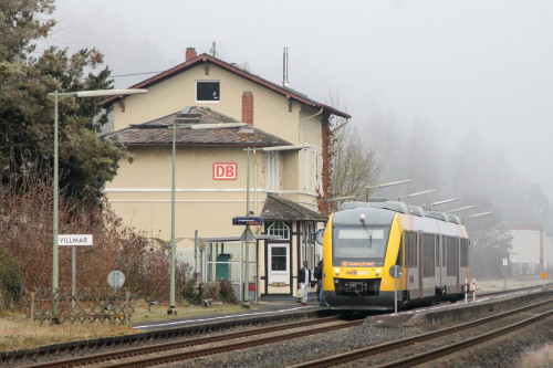 Ein LINT der HLB hält in Villmar auf der Lahntalbahn, aufgenommen am 03.12.2016.