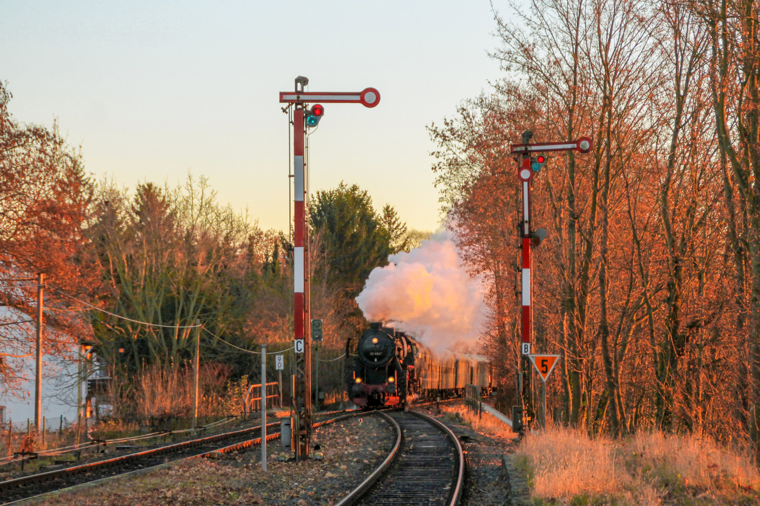 52 4867 auf der Einfahrweiche in Wiesbaden-Igstadt auf der Ländchesbahn, aufgenommen am 03.12.2016.