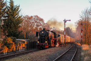 52 4867 an den Ausfahrsignalen in Wiesbaden-Igstadt auf der Ländchesbahn, aufgenommen am 03.12.2016.