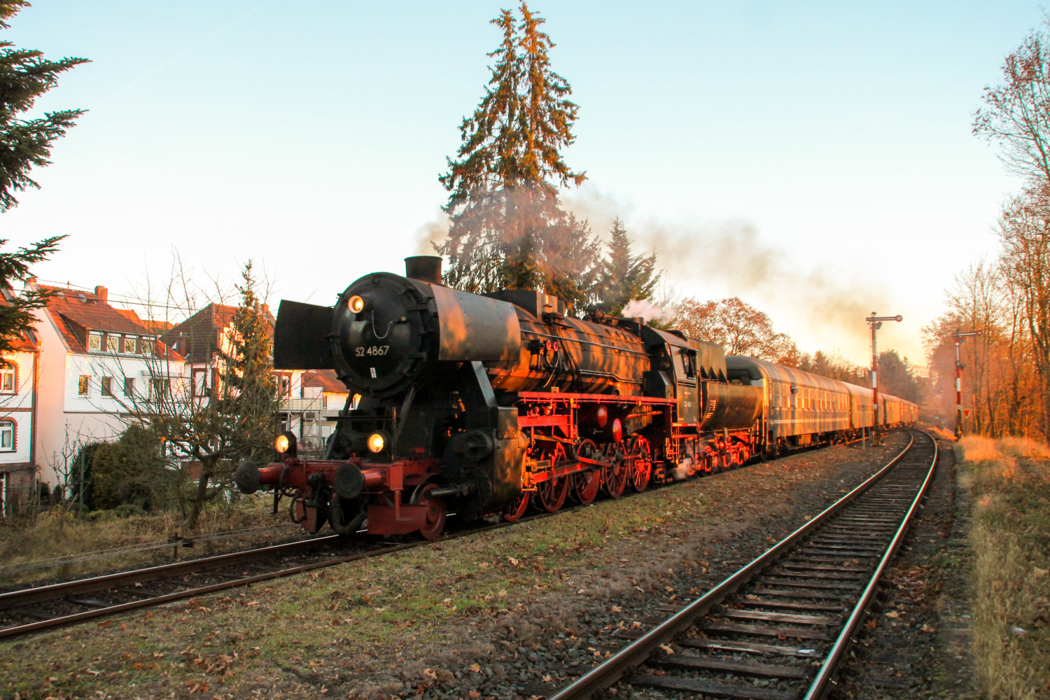 52 4867 fährt in den Bahnhof Wiesbaden-Igstadt auf der Ländchesbahn ein, aufgenommen am 03.12.2016.