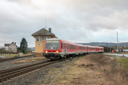 628 449 und 628 311 verlassen einen defekten Bahnübergang im Bahnhof Sarnau auf der Burgwaldbahn, aufgenommen am 11.12.2016