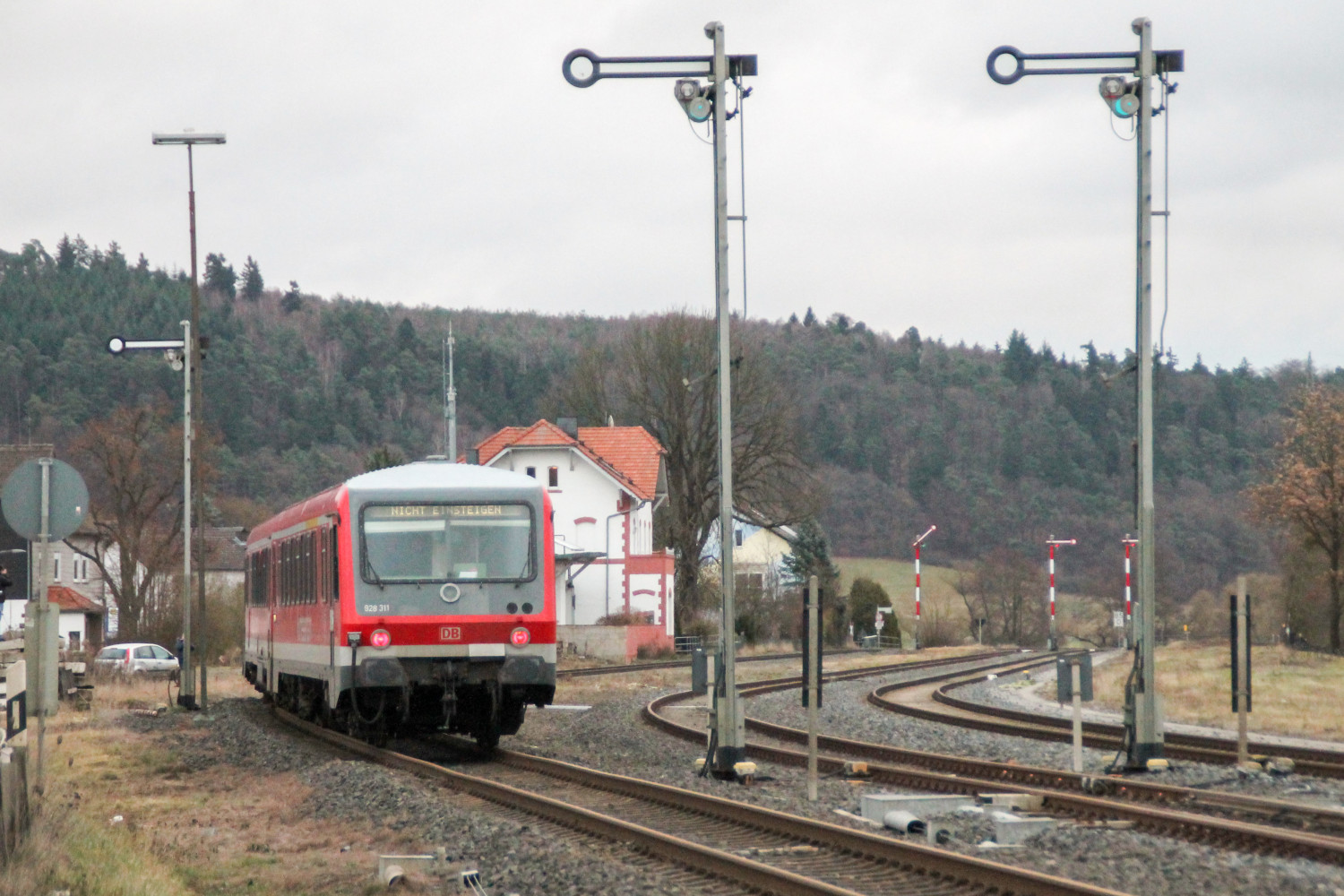 628 449 und 628 311 im Bahnhof Sarnau auf der Burgwaldbahn, aufgenommen am 11.12.2016